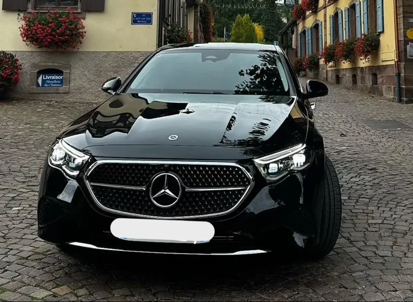 Berline Mercedes avec chauffeur privé StrasVan à Strasbourg - transfert confort vers Europa-Park pour un couple